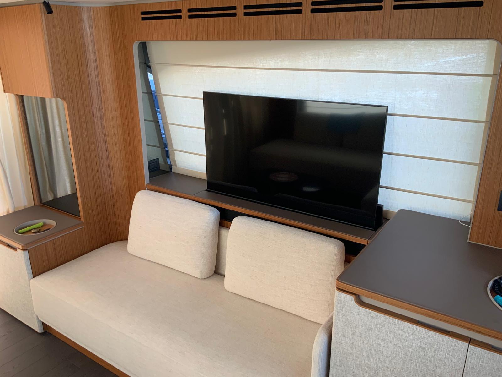 2025 FERRETTI YACHTS 670 